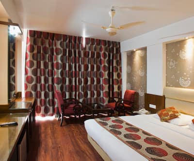 https://imgcld.yatra.com/ytimages/image/upload/t_hotel_yatra_city_desktop/v1391028655/Domestic Hotels/Hotels_Katra/Hotel Subash Inteernational/ExecutiveDoubleBed2.jpg